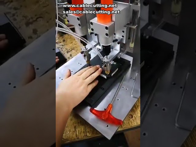 機械メーターねじ用自動ロック締め機｜ヘッドレスストップスクリューの高速自動締め付け装置
