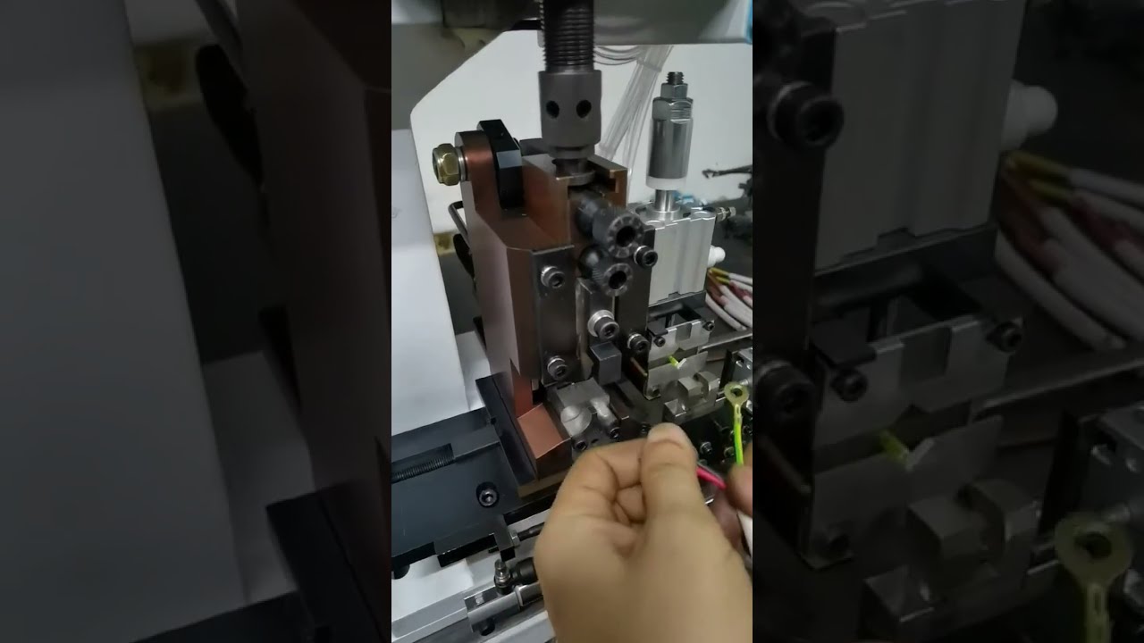 高効率！ストレートモールド式連続ストリップ端子機｜被覆剥離と圧着を自動化 #機械 #工場