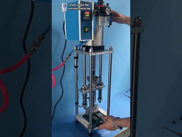 卓上縦型ミニ射出成形機｜USB充電ヘッド・電源スイッチプラグのプラスチック成形