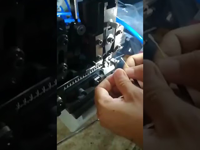 薄型多芯シールドケーブル対応 ストレート金型端子圧着機｜単芯皮むき・圧着機