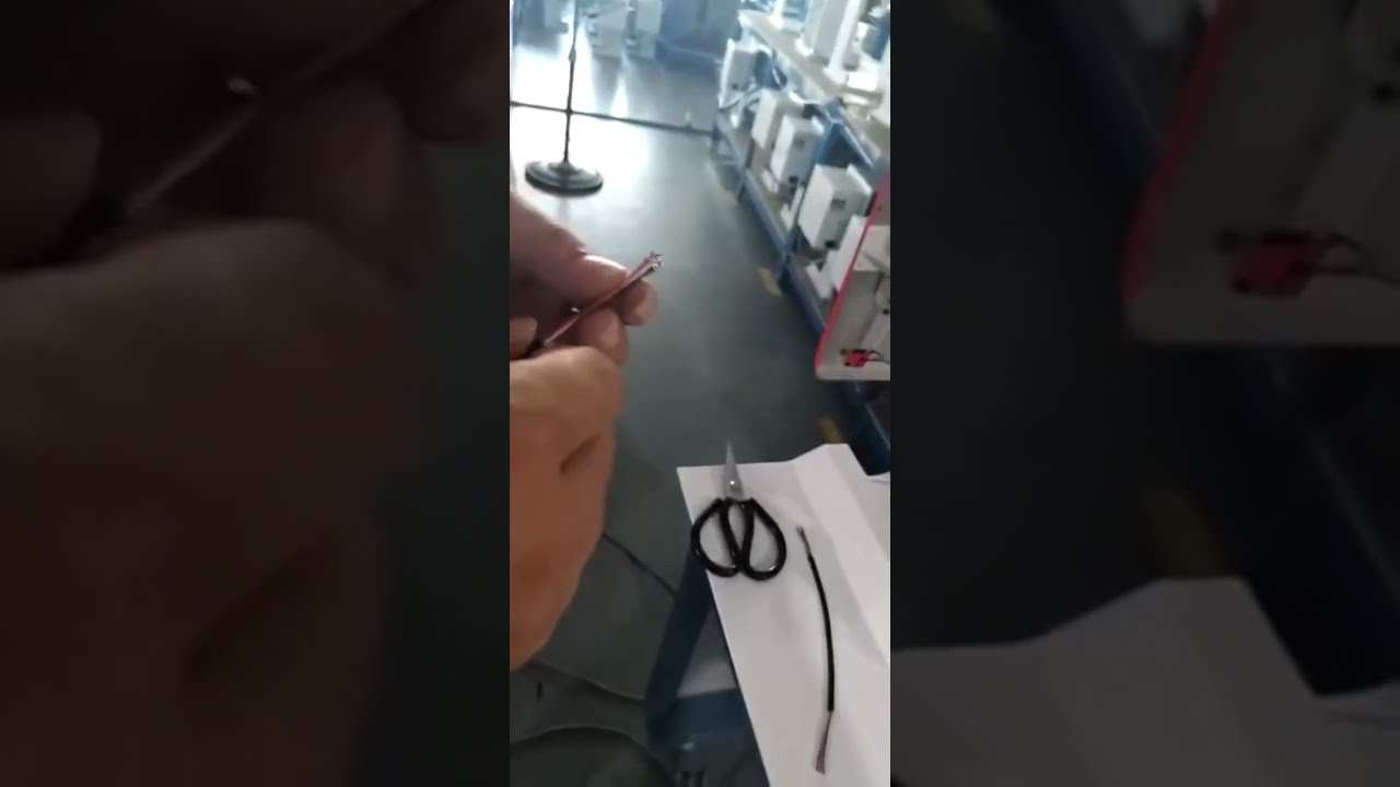 多芯線の被覆剥ぎ＆圧着が一台で完了！工場現場の実写動作動画 #工場 #機械