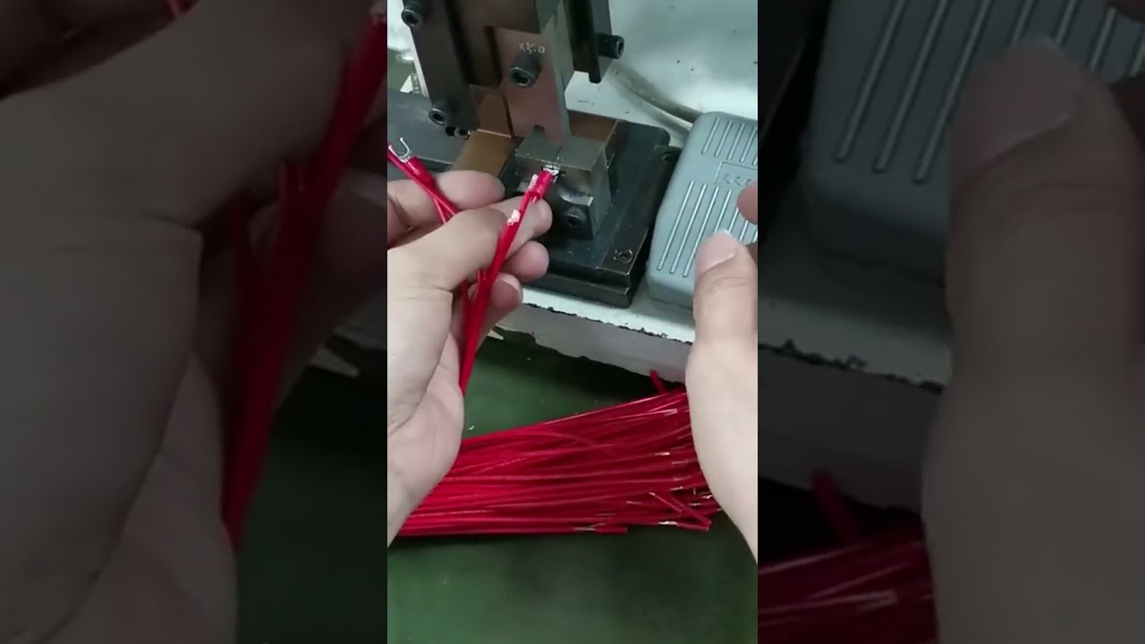 2T端子圧着機＋シングルグレイン金型装置 | 工場の効率化を実現