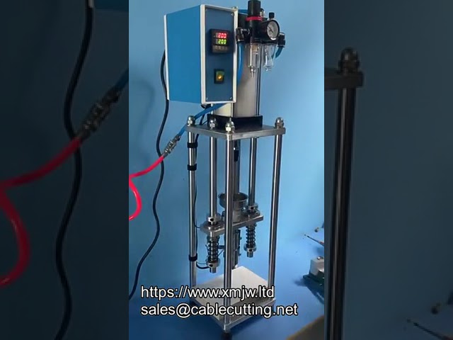 卓上縦型射出成形機｜USB充電ヘッド・電源スイッチプラグのプラスチック成形に最適