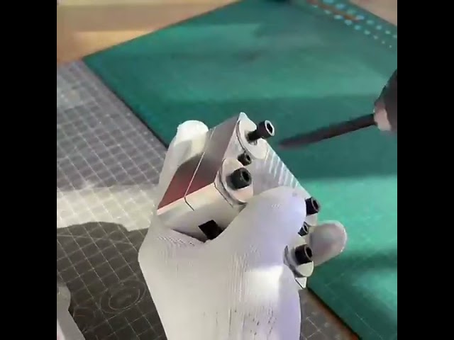 110V/220V対応 卓上射出成形機｜USBプラグ・スイッチ・プラスチック成形 金型不要
